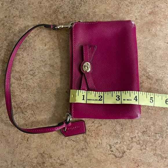 Cute little coach wallet with bow in front - Picture 2 of 5